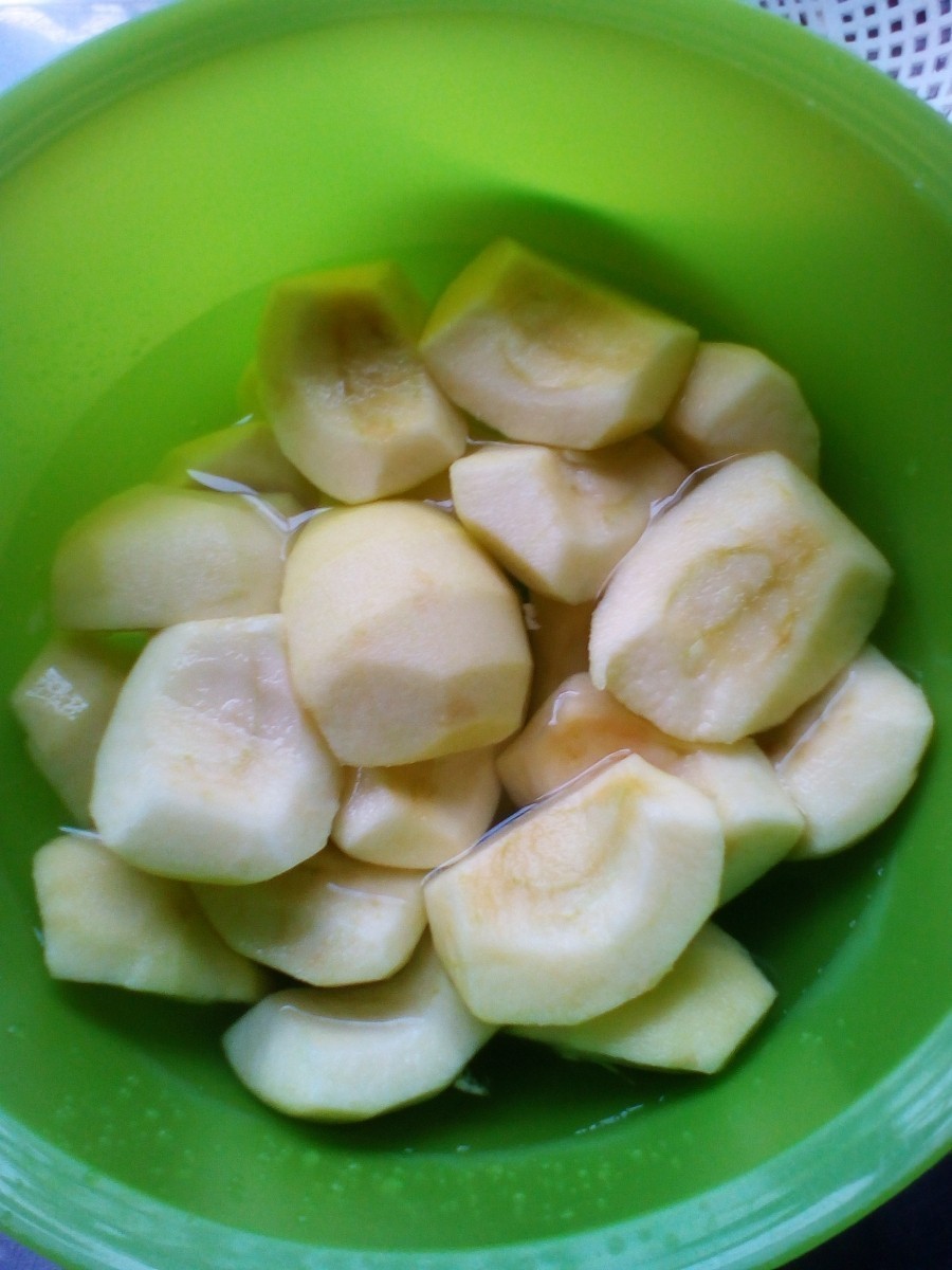 Die Äpfel in ganz grobe Stücke geschnitten in Salzwasser legen (1 Prise Salz). Das Salz verhindert das braun werden der Äpfel. 