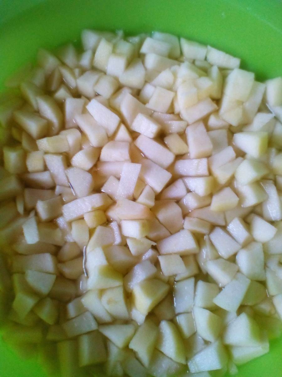 Die Äpfel in grobe Würfel geschnitten und in dem gleichen Salzwasser gelagert. 