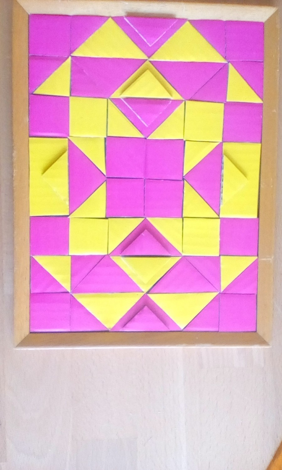 Die Dreiecke entstehen, indem man die Quadrate einfach schräg durchschneidet. Dreiecke kann man auch zusätzlich auf ein paar Quadrate kleben, das gibt einen tollen Effekt.