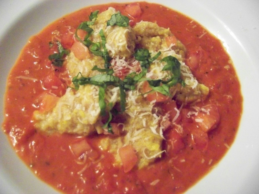 Ein köstliches Rezept für Malfatti vom Kürbis (Kürbisgnocchi) auf einem Tomatensaucen-Spiegel.