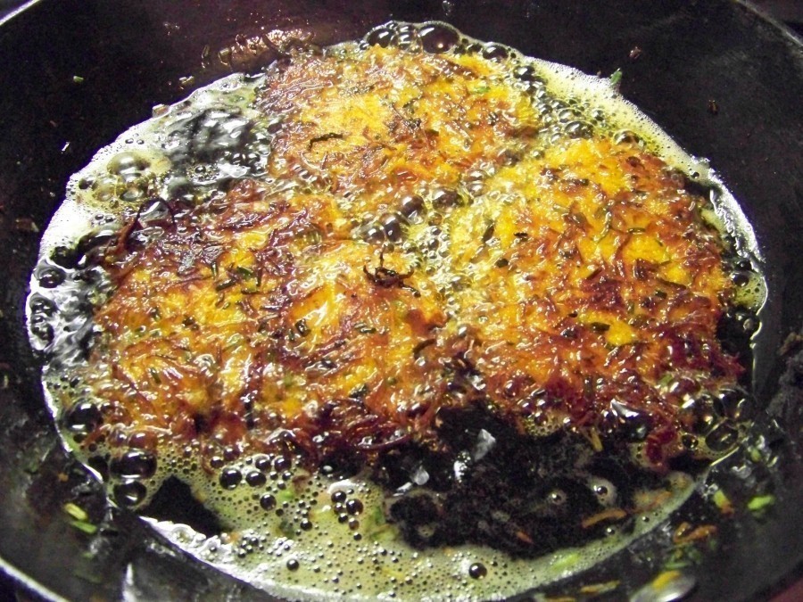 Die Püfferchen ca. 2-3 Minuten von jeder Seite bei mittlerer Hitze goldbraun ausbacken und im Ofen warmhalten.