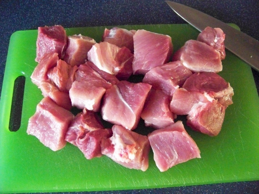 Vorbereitung für das Rotschmoren: Das Fleisch abwaschen, trocken tupfen mit Küchenkrepp und in ca. 3 x 3 cm große Stücke schneiden.