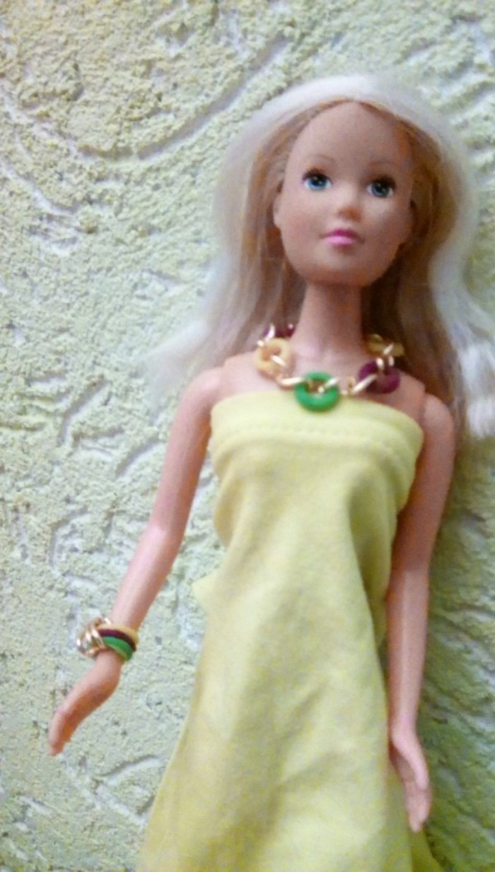 Eine hübsche Halskette oder ein Armband für die Barbie ist schnell und einfach hergestellt. Möchtest du wissen, wie es geht? 