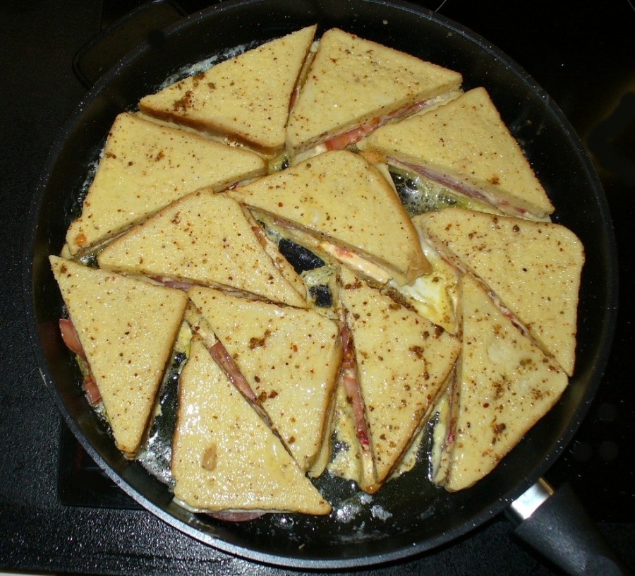 Eiermilch herstellen und nach Belieben würzen (mir gefiel Harissa und etwas Kräutersalz). Die geteilten Toastscheiben durch die Masse ziehen.
