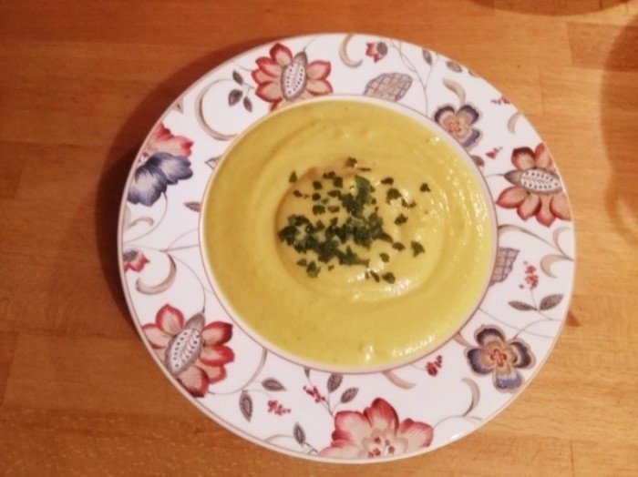 Blumenkohlsuppe Käse-Kurkuma-Variante: Eine außergewöhnliche, aber köstlich schmeckende Suppe, mit Camembert und Kurkuma. 