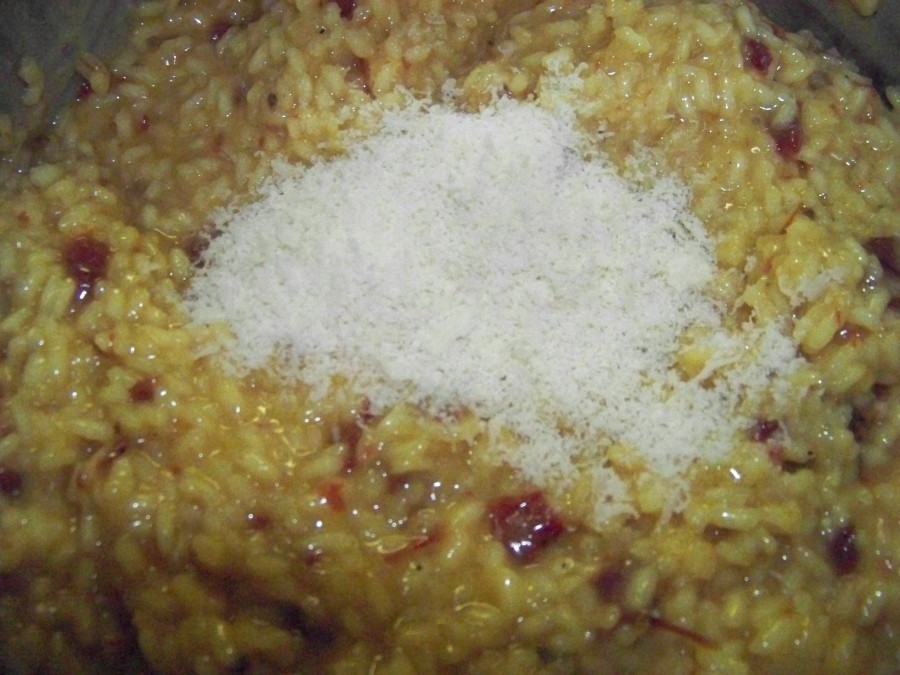 Bevor der Reis gar ist, geben wir die Butter dazu und heben diese unter den Reis. Mit dem Käse wird das Risotto abgebunden.