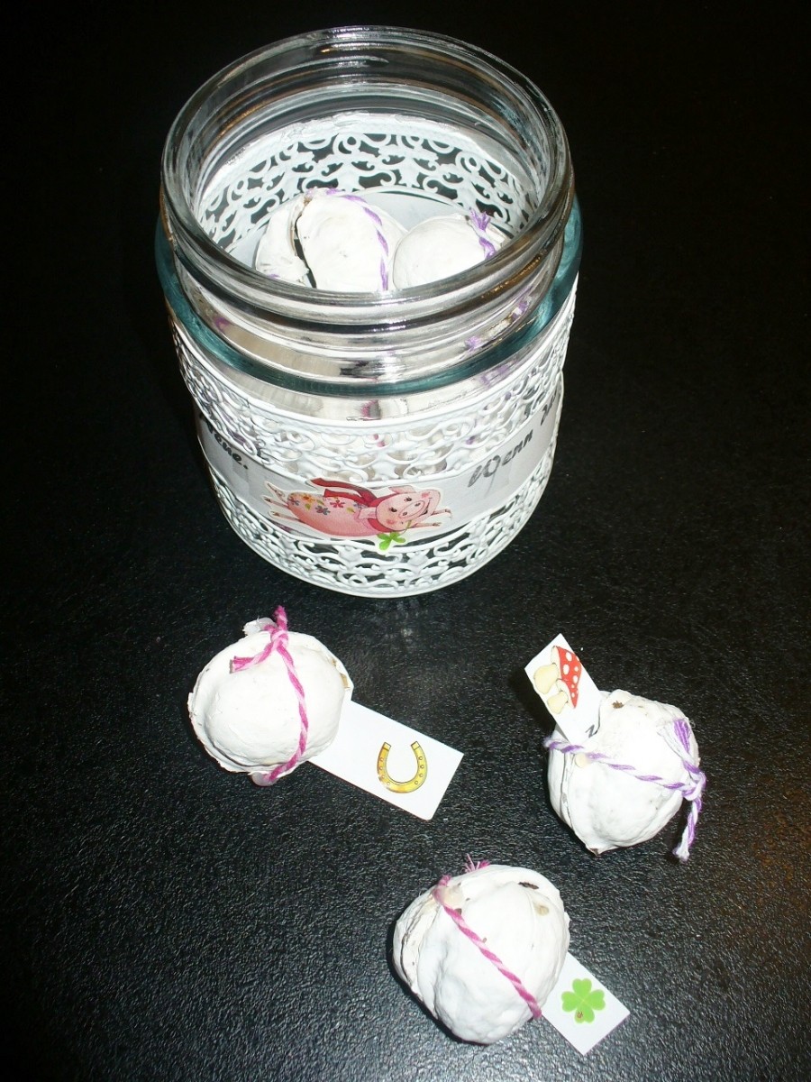 Nusshälften mit Band dekorativ zusammenbinden (ein Tropfen Heißkleber ist hilfreich), in ein Dekoglas füllen und verschenken.