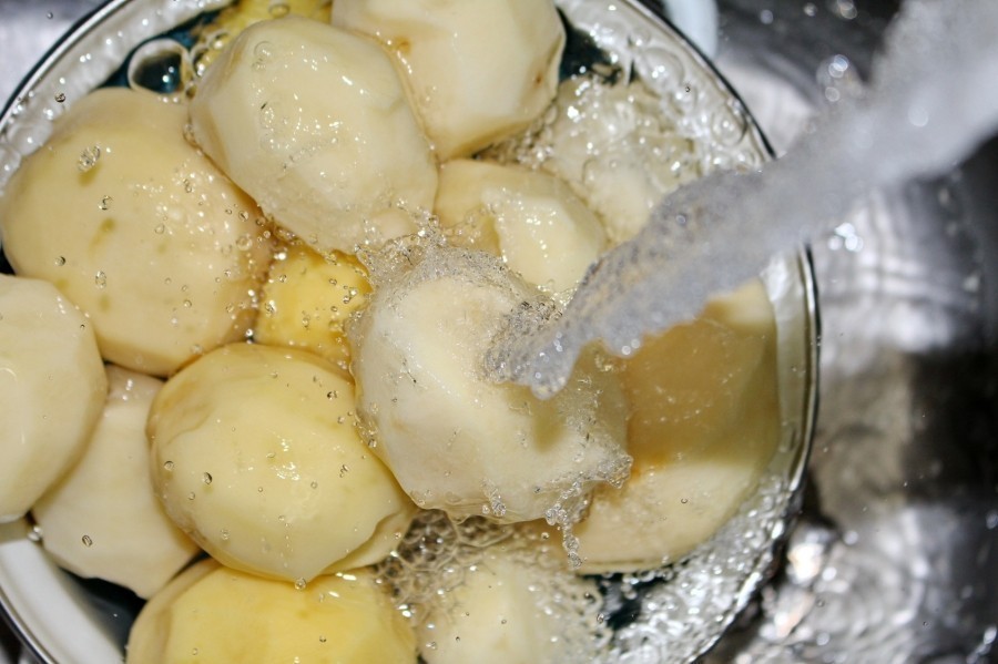 Kartoffeln und Nudeln garen mit ganz wenig Strom: Mit Wasser aus dem Wasserkocher.