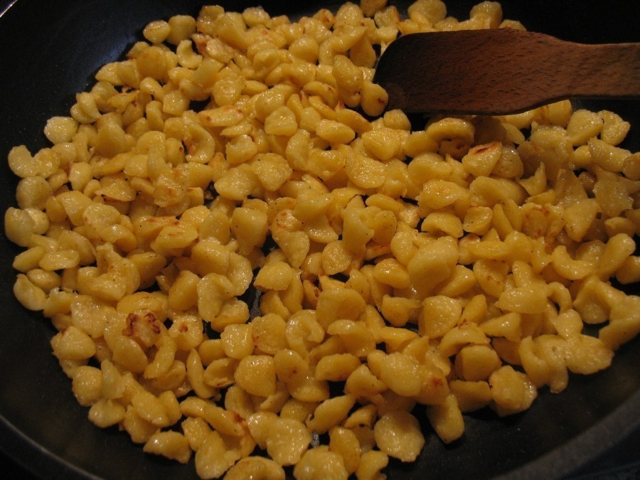 die frischen Knöpfle in einer beschichteten Pfanne in Butter oder Pflanzenöl etwa 10 Minuten goldbraun anbraten.