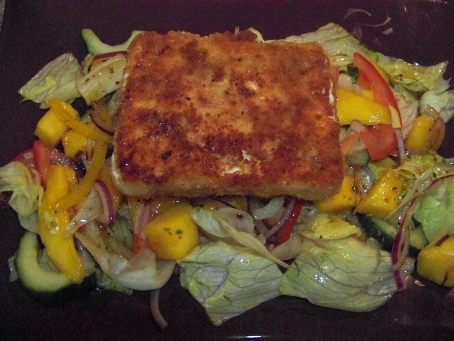 Frisch zubereiteter Salat mit selbst gemachter Salatsoße, dazu noch ein leckerer gebackener Schafskäse. Köstlich!