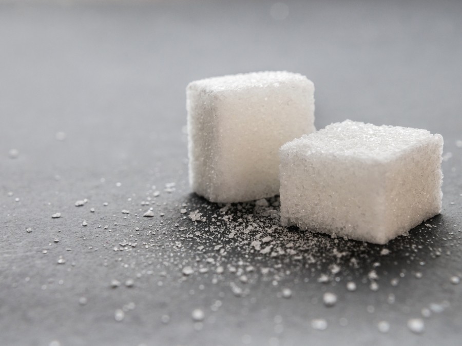 Zucker ist nur ein Energielieferant.Vitamine, Mineralstoffe, sekundäre Pflanzenstoffe oder andere gesunde Nährstoffe enthält er nicht. Daher bezeichnet man seine enthaltene Energie (4 kcal/Gramm) auch als „leere Kalorien“.