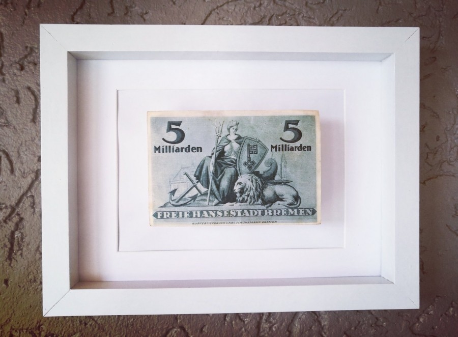 Schöne und günstige Wanddekoration: Inflations-Geldschein in einem 3-dimensionalen Bilderrahmen. 