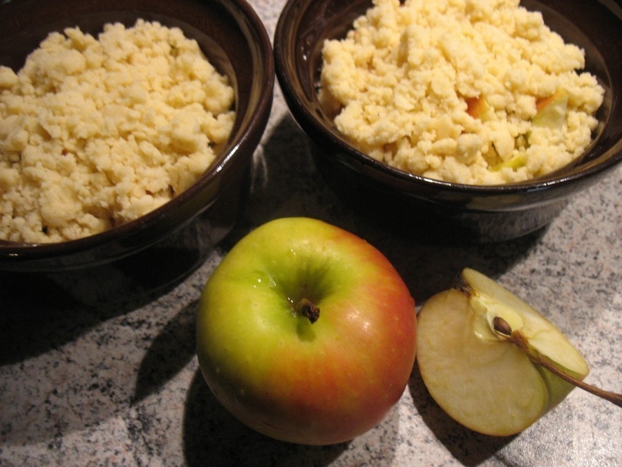 Apfel-Madel-Nuss-Crumble: Ein fruchtiges Dessert mit einer knusprigen Streuseldecke - die Zubereitung geht schnell.