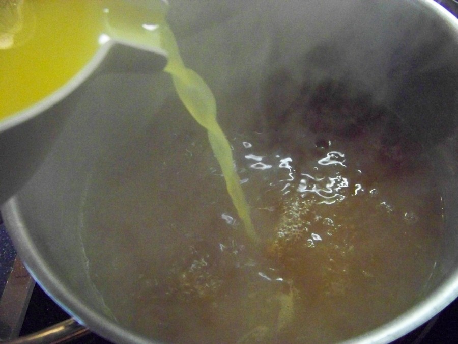 Für die Soße: In einem Topf die Butter schmelzen, den Zucker einstreuen und diesen karamellisieren lassen. Mit dem Rinderfond ablöschen.