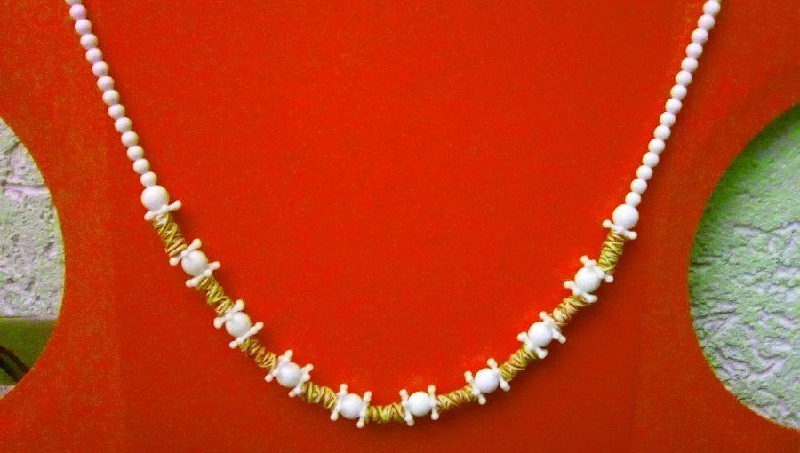 Schöne gemusterte Perlen für z. B. eine Halskette kann man sich mit etwas Geschick selbst herstellen.