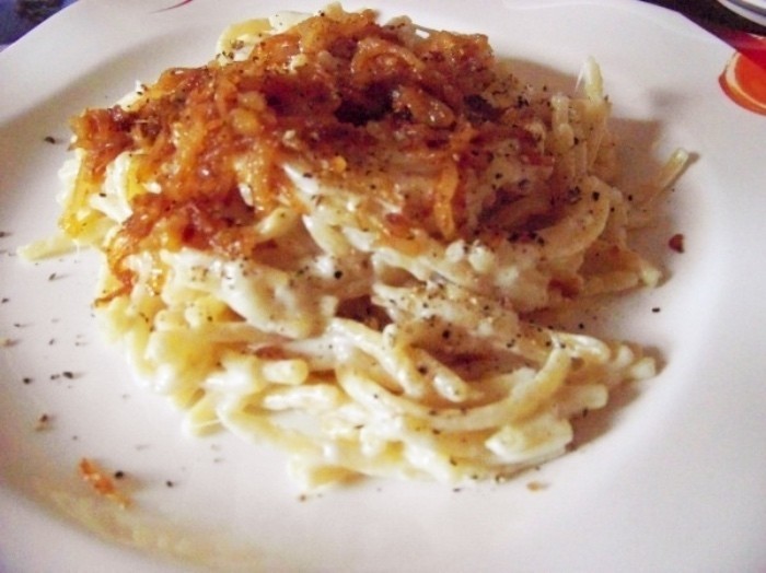 Deftige Wochenküche: Käse-Makkaroni mit braunen Zwiebeln und Salat einfach nur lecker. Das Rezept ist nix für Diätler oder sonstige Hungerkünstler.