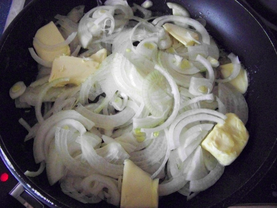 Die Zwiebeln mit Butterstücken in eine Pfanne geben und sanft erhitzen, bei kleiner Hitze die Zwiebeln braun braten, das dauert schon so 30 Minuten. 