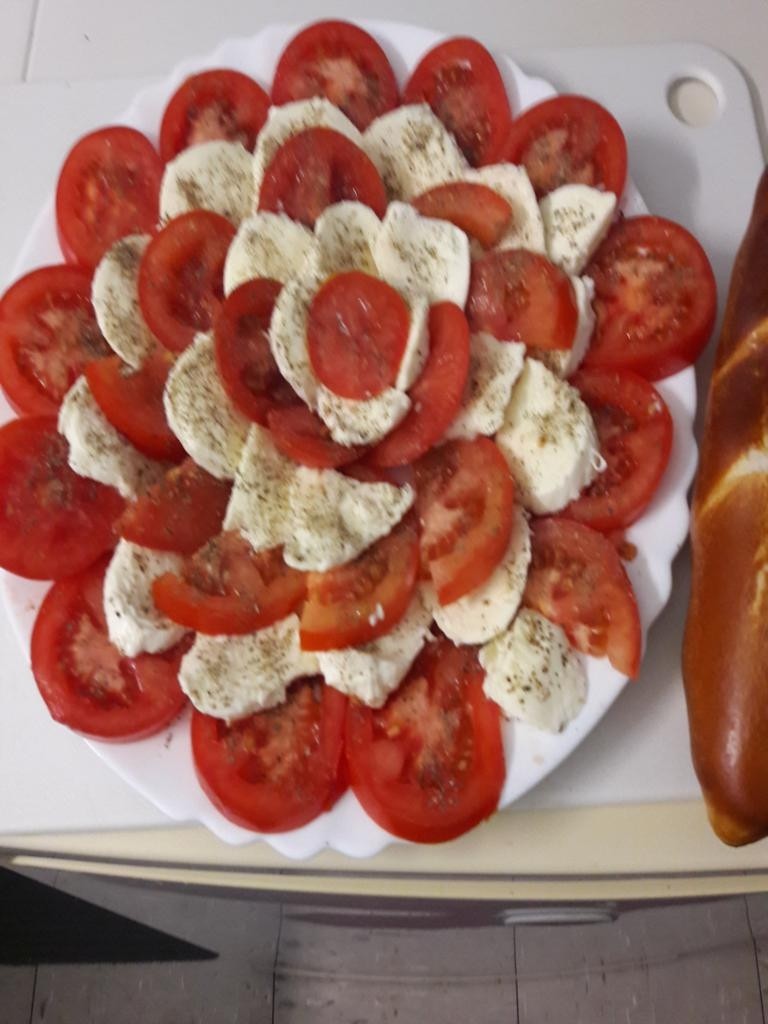 Essen mal nur für mich: Heute hatte ich Appetit auf einen Tomate-Mozzarella-Teller mit einer Laugenstange.