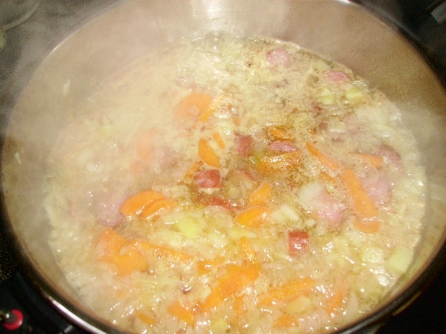 Zwiebeln und Räucherendchen in Würfel oder Scheiben schneiden und mit den Möhren und Kartoffeln in den Schnellkochtopf geben, mit Brühe auffüllen und 15 Minuten auf Stufe 1 garen.