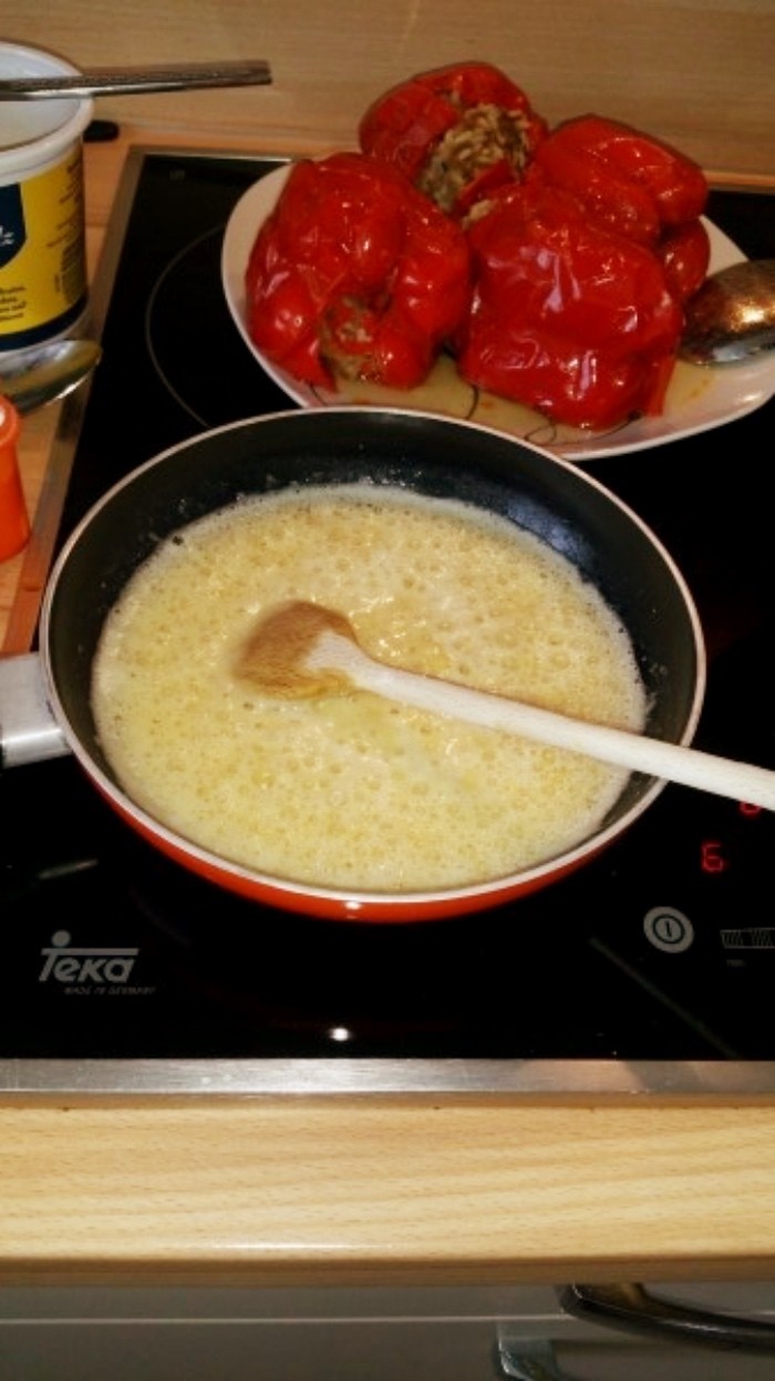 In einer kleinen Pfanne, mit dem Fett und Mehl eine helle Mehlschwitze machen.