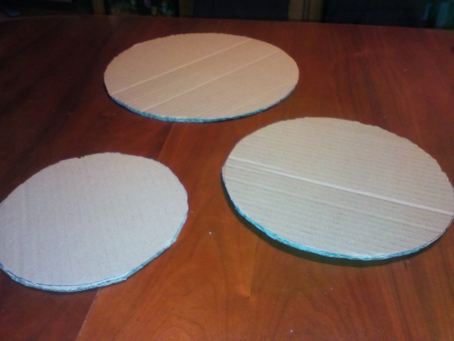 Aus der Pappe schneidet man mit Hilfe der Tortenplatte und den beiden Tellern 3 Kreise.