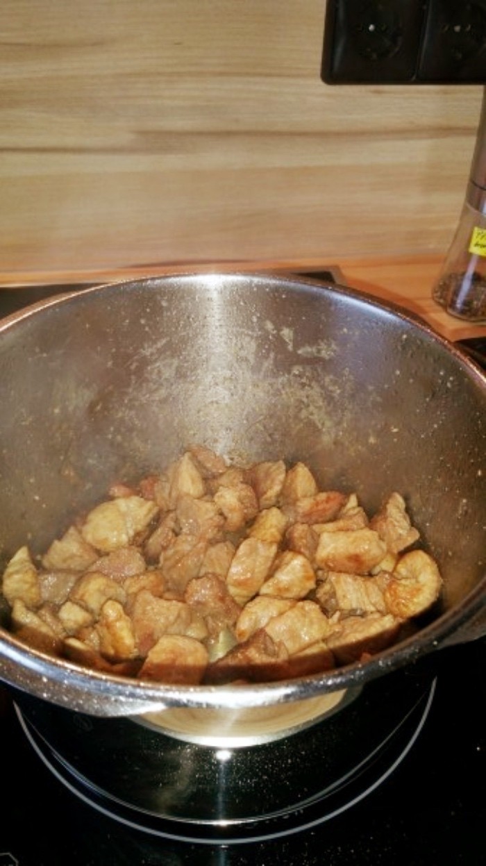 Fleisch mit Butterschmalz ca. 5 Minuten gut anbraten und würzen, Zwiebel kurz mitbraten.
