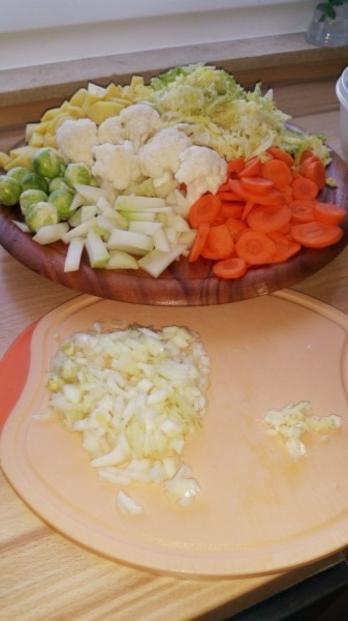 Kartoffeln schälen und klein schneiden, auch das Gemüse. Zwiebel und Knoblauch fein hacken.