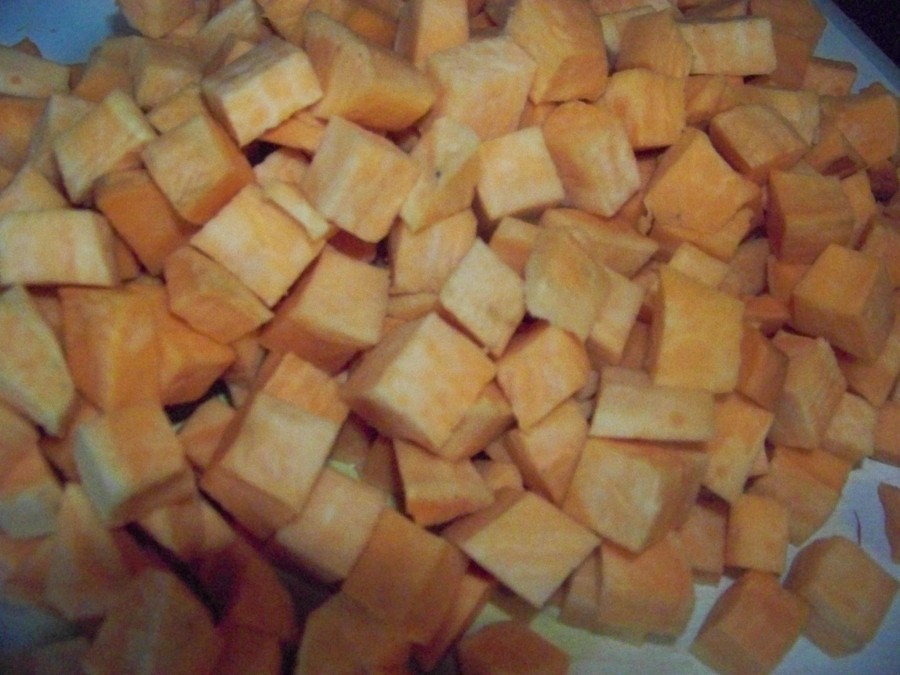 Mise en Place für den Eintopf: Die Süßkartoffeln schälen und in 1 x 1 x 1 cm große Würfel schneiden.