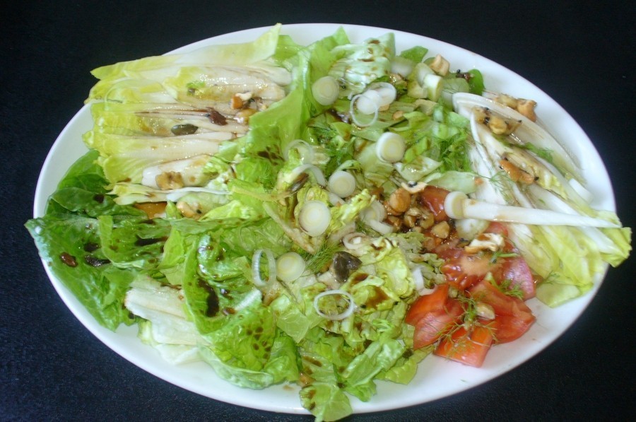 Die Balsamico-Ahornsirup-Salatsoße passt prima zu allen Blatt- oder gemischten Salaten.