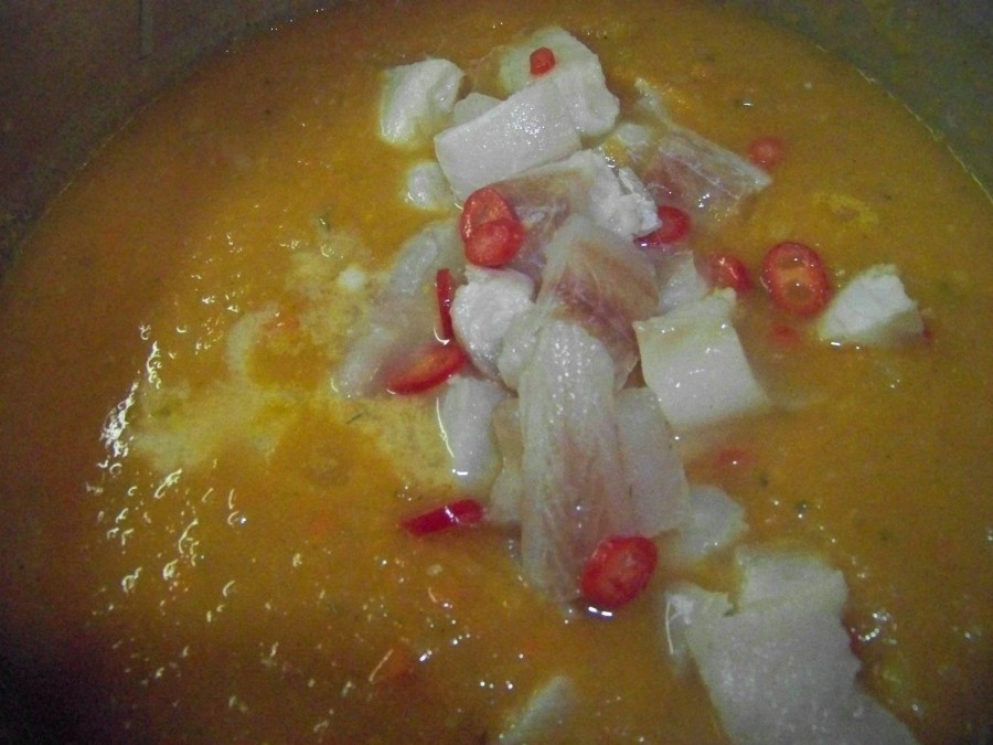 Die Fischstücke mit der Marinade in die Suppe geben und ca. 2 - 3 Minuten durchziehen lassen. Dann die Suppe noch einmal abschmecken und evtl. etwas nachwürzen.