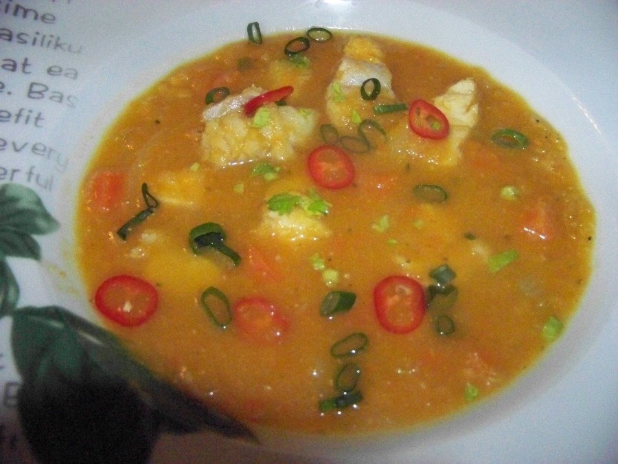 Die Suppe in tiefe Teller füllen, mit Chili- und Lauchzwiebelringen und etwas Selleriegrün bestreut servieren.