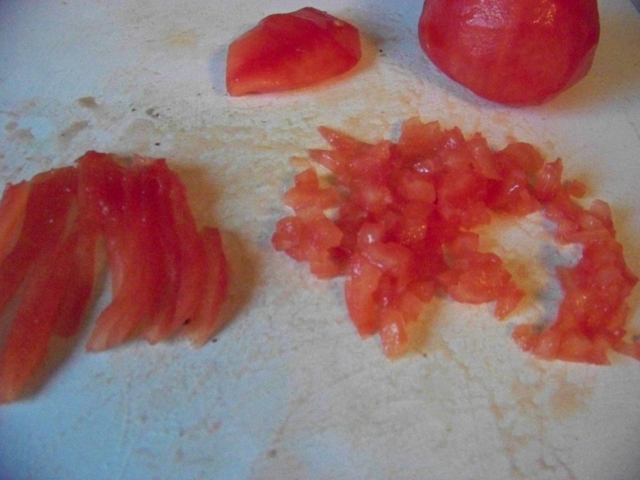 Mediterrane-Rouladen: Drei Tomaten gehäutet und vom Strunk befreit in gefällige Stücke geschnitten.