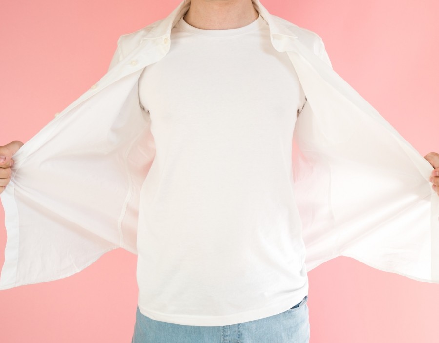 Einen eingetrockneten Bratensoßenfleck aus einem weißen T-Shirt herauszubekommen, kann schwer sein. Wie kann es gelingen? 