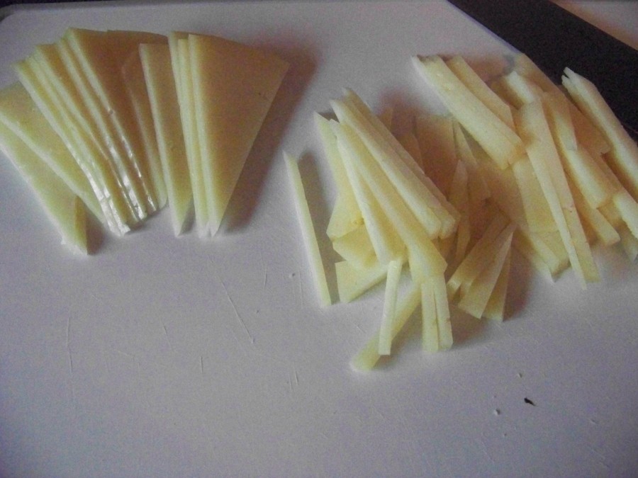 Die Wurst und den Käse in ca. 3 - 4 cm lange dünne Stifte schneiden.