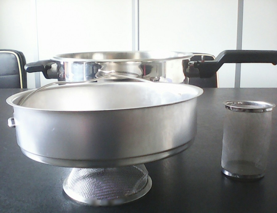 Ein Teesieb und ein kleines Küchensieb, von dem ich den Stiel entfernte, dienen ebenfalls als Erhöhung für den Dünsteinsatz im Schnellkochtopf.
