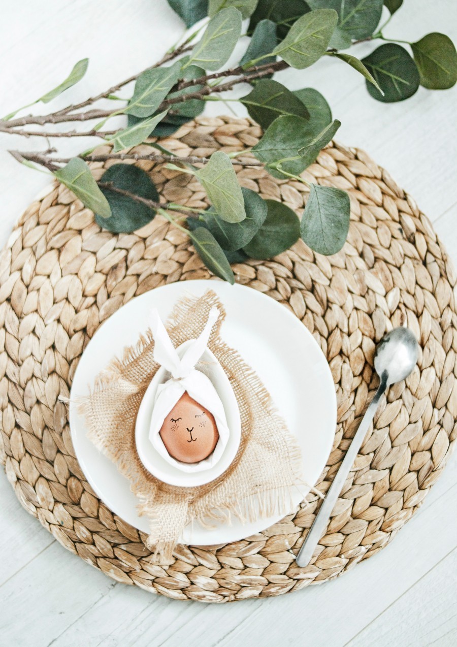 Für eine süße Tischdeko an Ostern kannst du aus einer Serviette und einem Ei einen süßen Osterhasen zaubern!