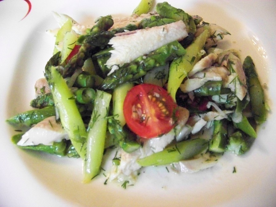 Besonders lecker: Lauwarmer Salat vom grünen Spargel mit geräuchertem Forellenfilet. Dazu schmeckt ein Stück Ciabatta oder Fladenbrot hervorragend.  