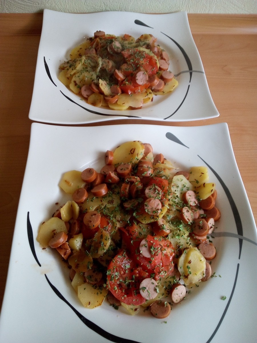 Kümmel-Kartoffel-Würstchen-Pfanne: Ein raffiniertes Rezept für vier Personen.