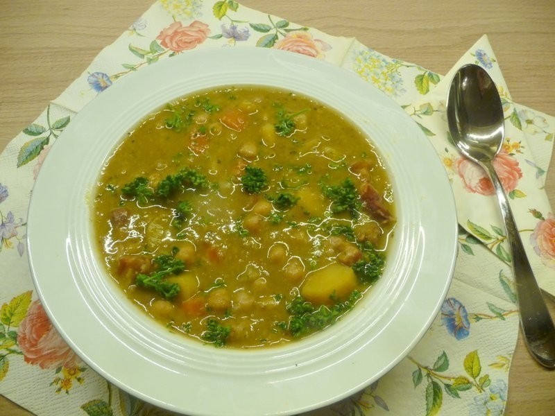 Leckerer Kichererbseneintopf aus dem Schnellkochtopf: Je nach Geschmack kann auf den Suppenteller noch klein gehackte Petersilie oder Koriander gestreut werden.