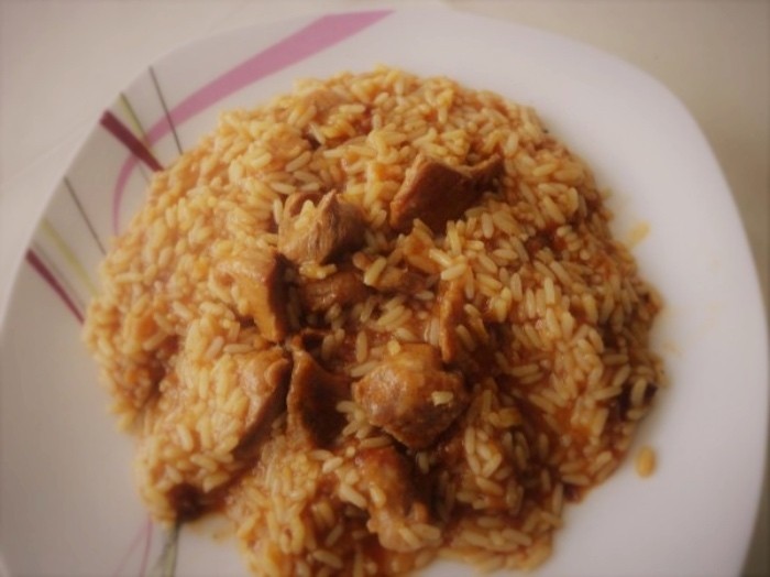 Dieses preiswerte und schmackhafte Reisfleischgericht ist schnell und einfach auf den Tisch gezaubert. Der Einsatz von einem Schnellkochtopf macht es möglich.