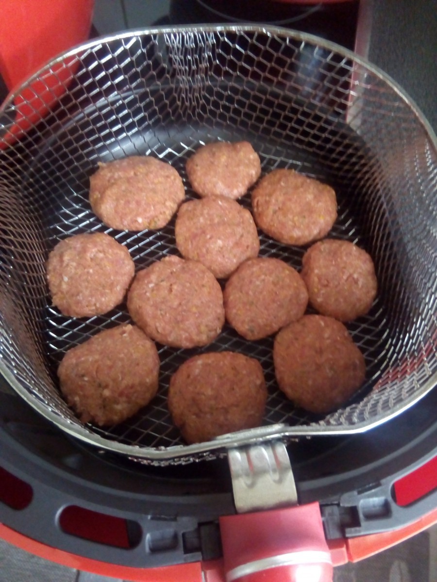 Wer eine Heißluft Fritteuse hat, sollte sie nicht nur für Pommes nutzen: Wie wäre es mal mit leckeren Mini Frikadellen? Voraussetzung: In der Fritteuse ist ein Grill/Heizstab integriert. 