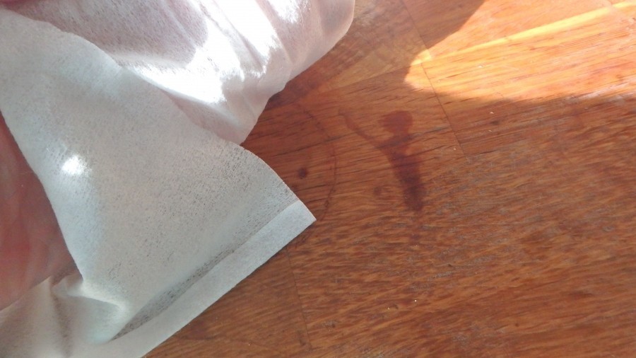Anstelle von einem feuchten Lappen nehme ich immer ein Öl-Pflegetuch, um Krümel oder Flecken auf meiner Massivholz-Küchenarbeitsplatte  wegzuwischen. Dadurch wird die Platte immer leicht eingefettet und es besteht nicht die Gefahr von Wasserflecken.