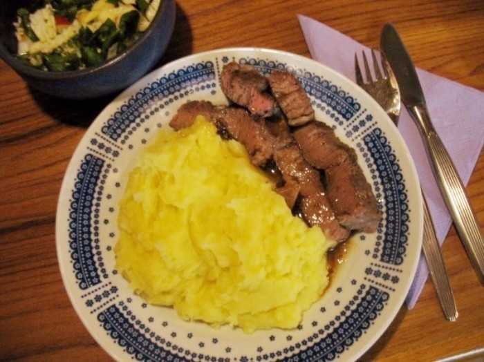 In schmale Streifen geschnitten kann das Fleisch mit Sauce, Kartoffelpüree und einem frischen Salat (z. B. Feldsalat mit Chinakohl) serviert werden.