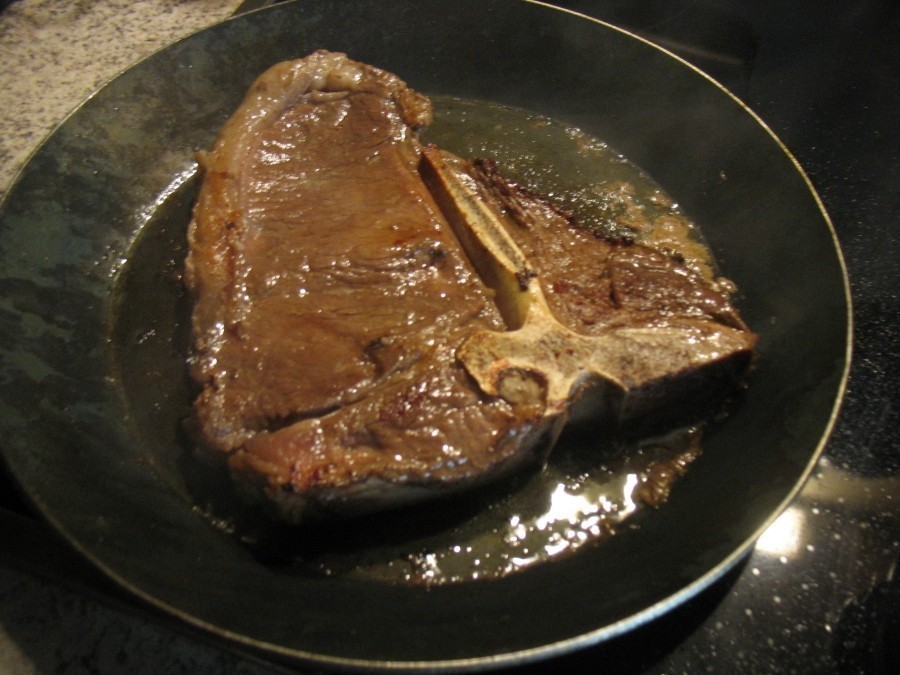 Das Steak wird zunächst auf der heißen Eisenpfanne in der Backröhre bei einer Kerntemperatur von höchstens 58 bis 60 Grad gegart.
