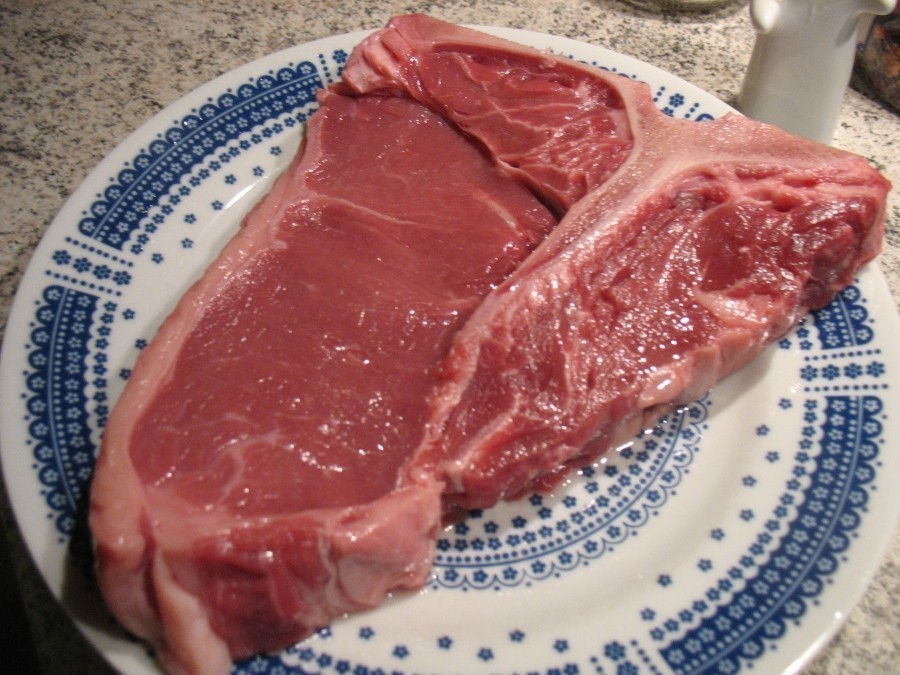 Das T-Bone-Steak besteht aus einem T-förmigen Knochen und zwei unterschiedlichen Fleischstücken.