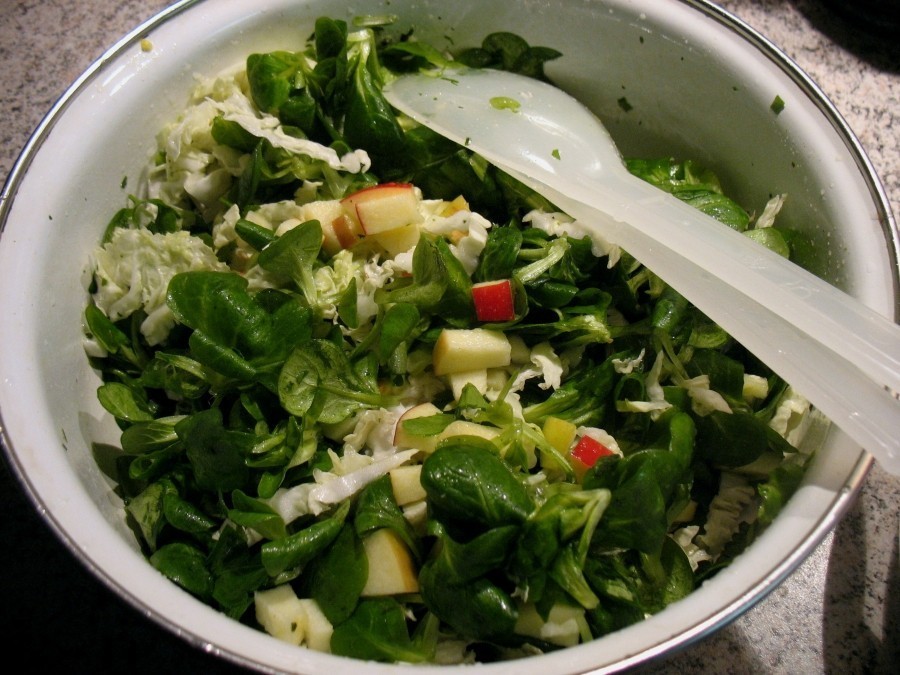 Feldsalat mit Chinakohl: Ein schnell zubereiteter leckerer und vitaminreicher Salat als Beilage zum Mittagessen oder zum Abendbrot.