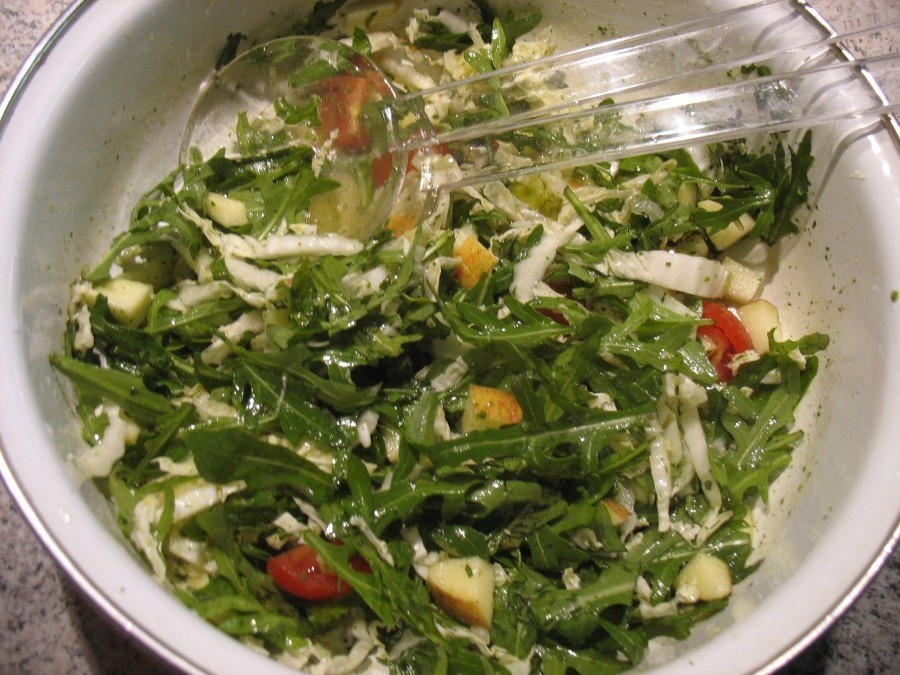Rucolasalat mit Chinakohl: Ein schnell zubereiteter leckerer und vitaminreicher Salat als Beilage zum Mittagessen oder zum Abendbrot.