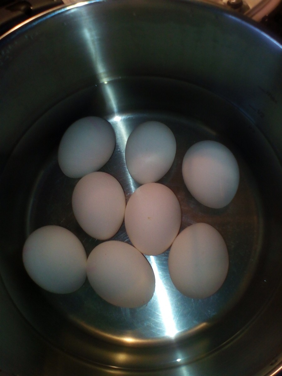 Wasser im Schnellkochtopf erhitzen und die Eier darin 4-5 Minuten (Stufe 2) hart kochen.