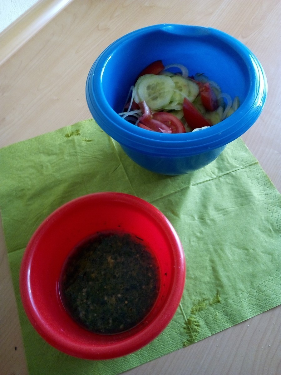 Tomaten und Gurke für den Salat klein schneiden, mit dem Kräuterdressing vermengen und anrichten.