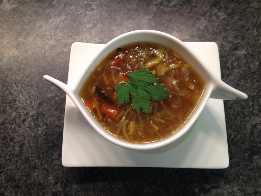 Aus Zutaten die ich zu Hause hatte, kreierte ich diese chinesische süßsaure Suppe.